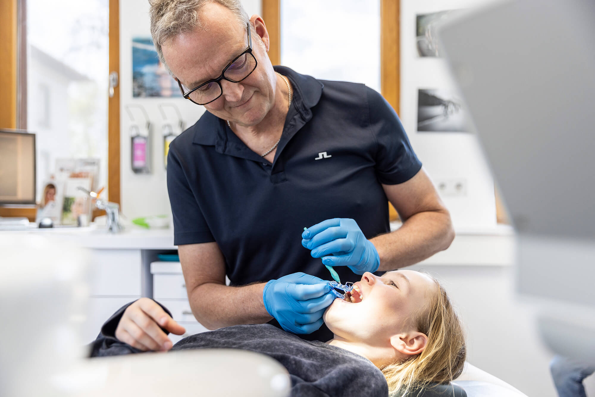 Dr. Lenz behandelt ein Mädchen