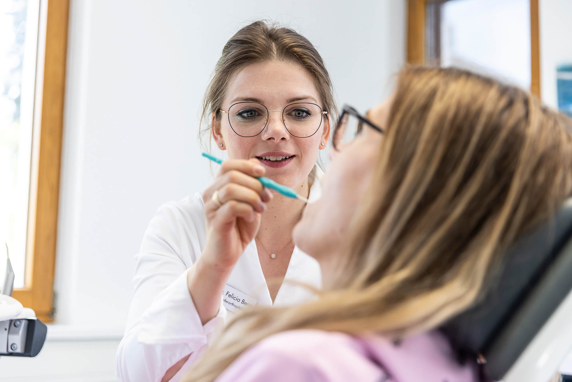 Dr. Benz behandelt eine Patientin