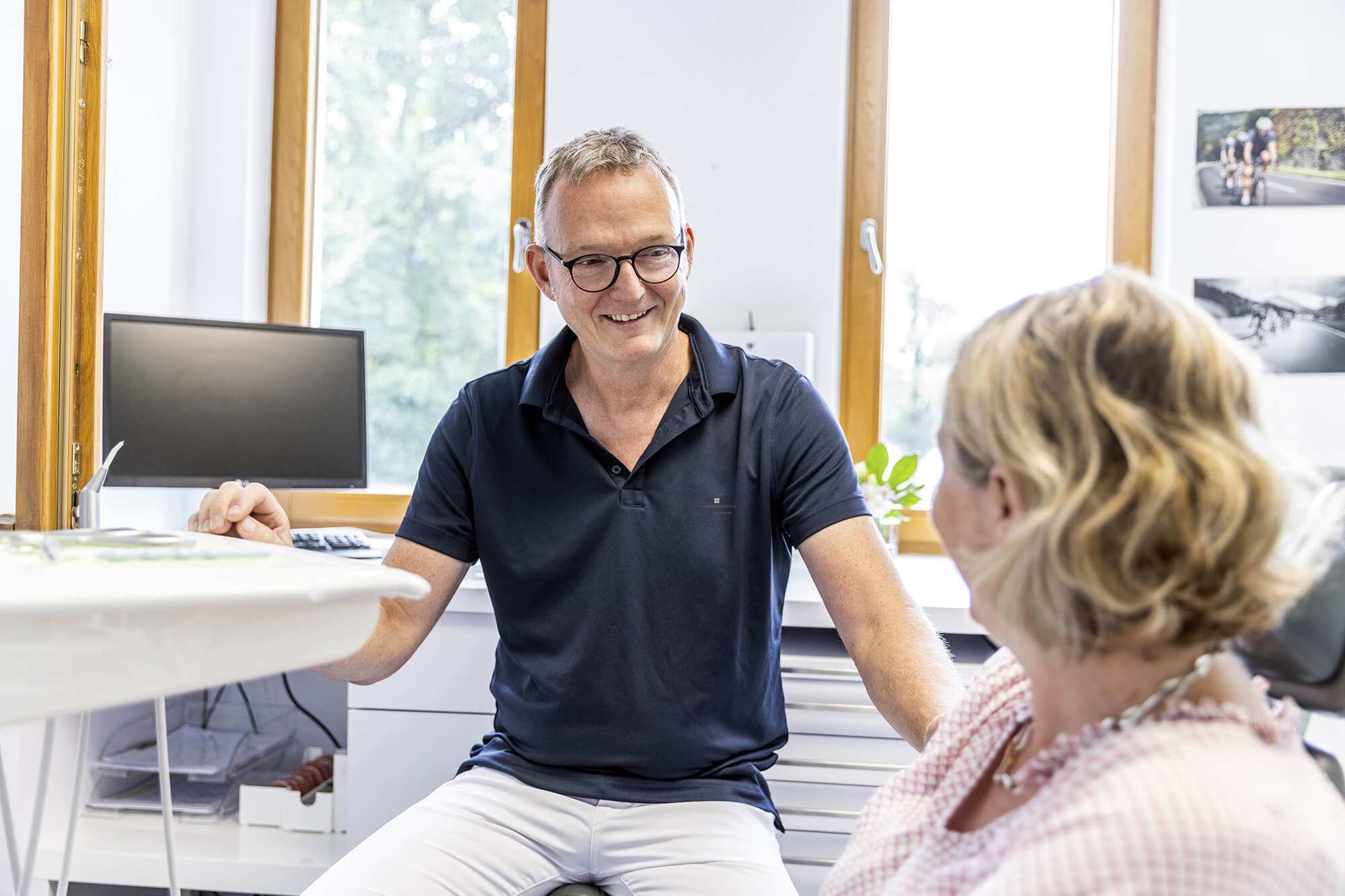 Dr. Steffen Lenz berät eine Patientin