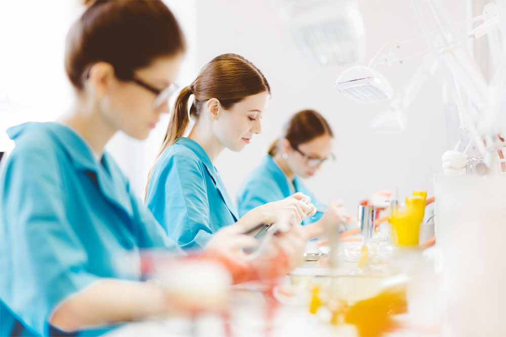 Bild mit 3 Frauen bei der Laborarbeit